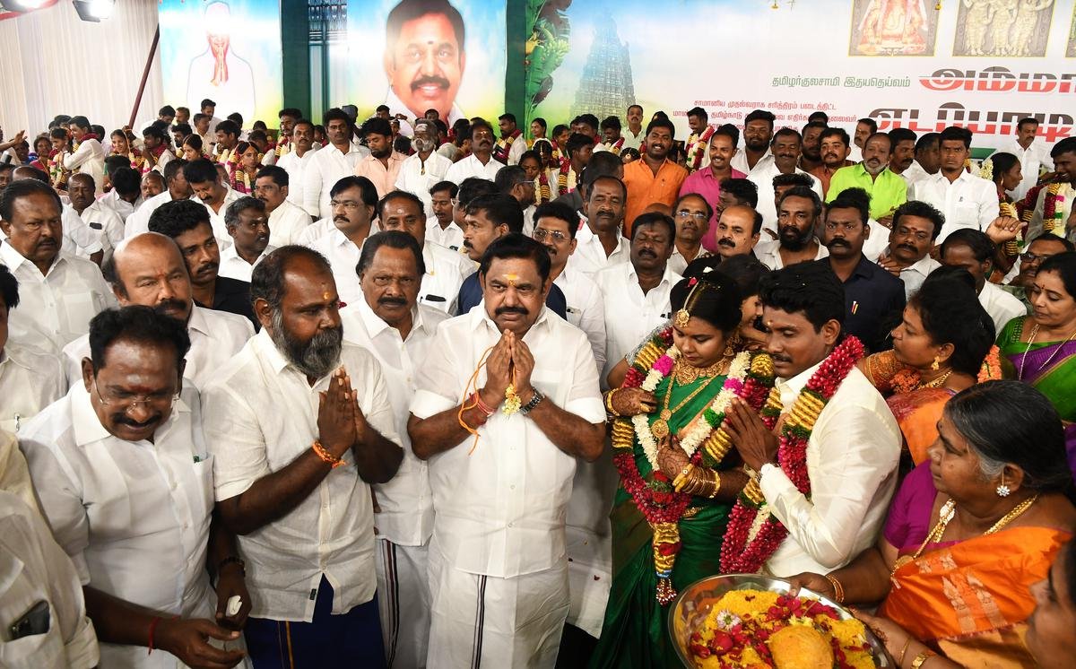 AIADMK के अंतरिम महासचिव एडप्पादी के. पलानीस्वामी ने 23 फरवरी, 2022 को मदुरै जिले के थिरुमंगलम के पास 'अम्मा कोविल' में 51 जोड़ों के सामूहिक विवाह में भाग लिया