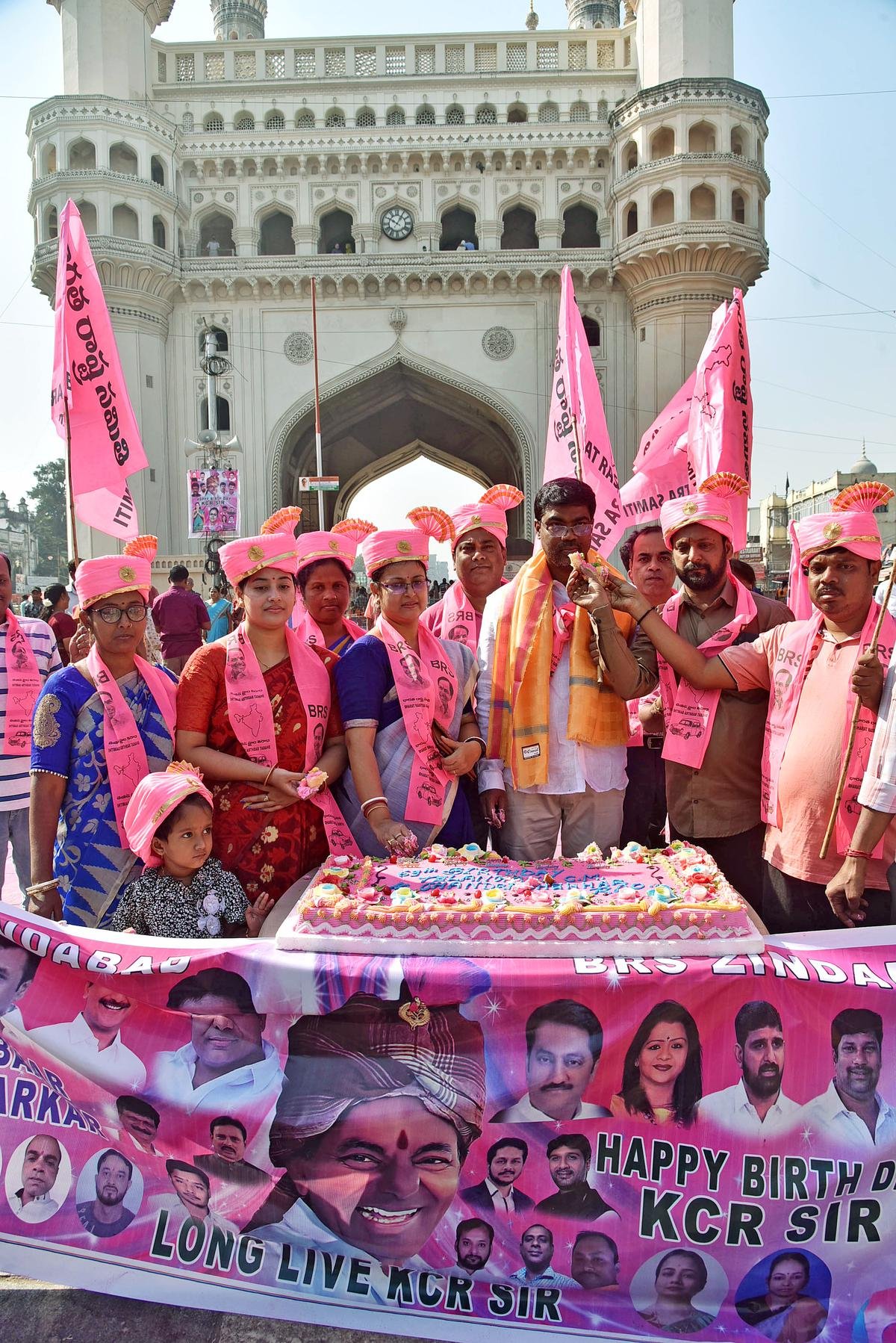 तेलंगाना बंगाली समिति के अध्यक्ष दीपांकर पाल और भारत राष्ट्र समिति (बीआरएस) के कार्यकर्ताओं ने शुक्रवार को हैदराबाद में पुराने शहर चारमीनार के सामने राज्य के मुख्यमंत्री के. चंद्रशेखर राव का जन्मदिन मनाया।