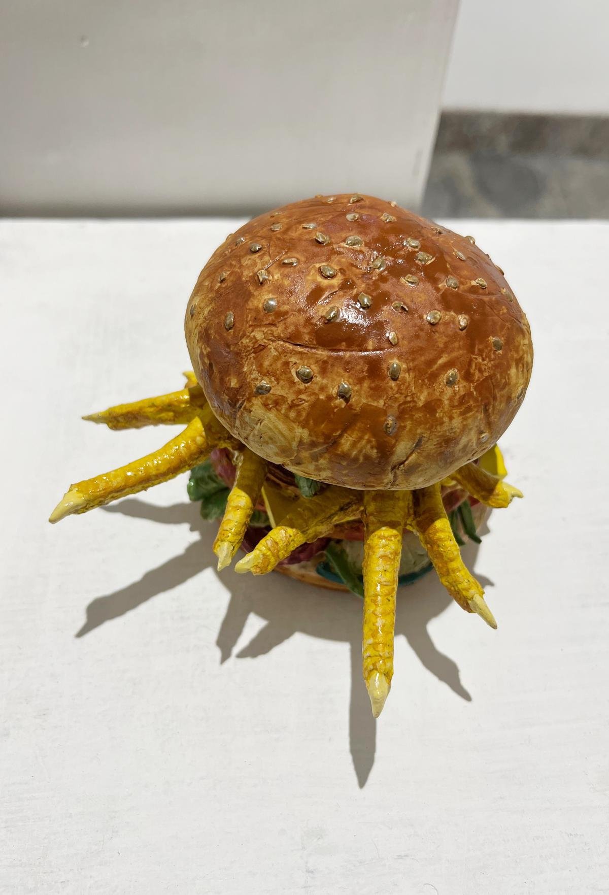 कॉलेज ऑफ फाइन आर्ट्स, आर्ट गैलरी, तिरुवनंतपुरम में पेंटिंग, मूर्तिकला और अनुप्रयुक्त कलाओं की एक प्रदर्शनी, ब्रॉडएंड में शान केआर द्वारा चमकता हुआ सिरेमिक में शीर्षकहीन काम। 