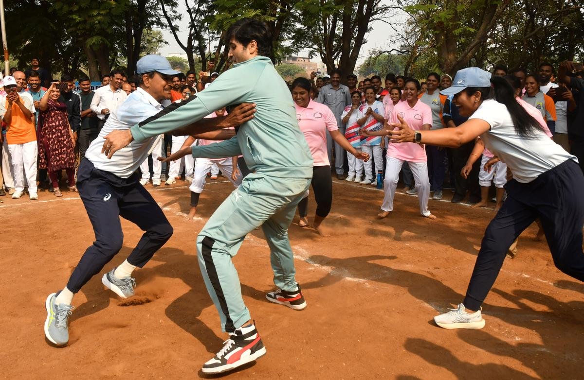 कबड्डी खेल के दौरान अभिनेता आदिवासी शेष और हैदराबाद शहर के पुलिस आयुक्त सीवी आनंद। 