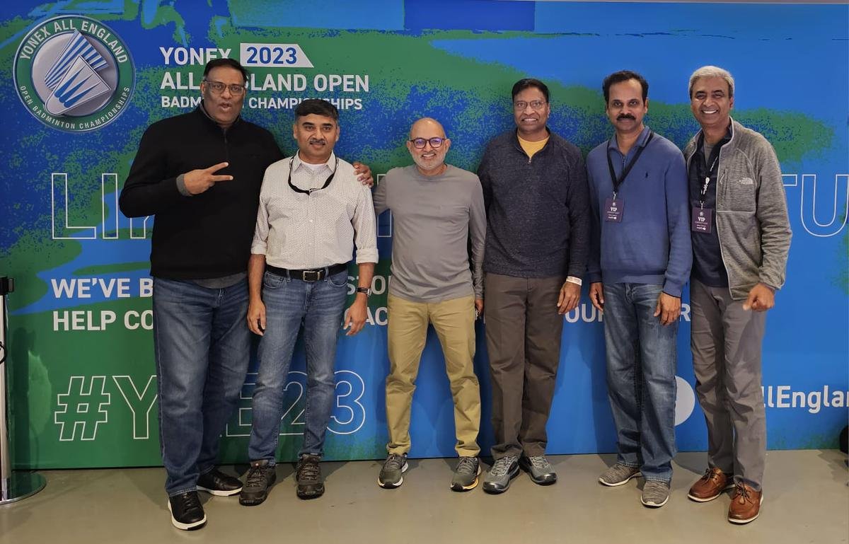 लंदन में ऑल इंग्लैंड चैंपियनशिप में खिलाड़ियों का हौसला बढ़ाने के लिए अमेरिका से आए कट्टर बैडमिंटन प्रशंसक।