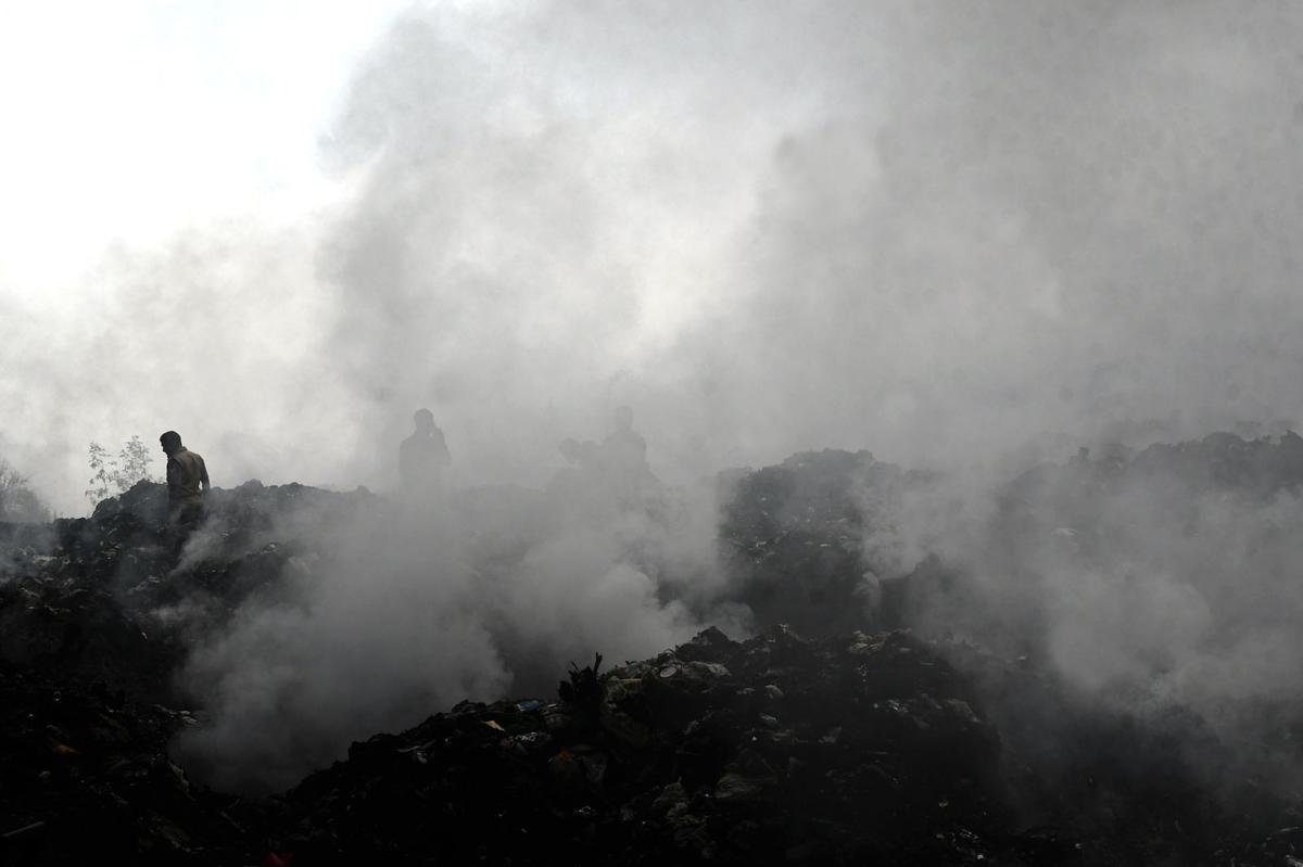 जलते हुए प्लास्टिक कचरे से निकलने वाले जहरीले धुएं के लंबे समय तक संपर्क में रहने के कारण कई अग्निशामकों को उल्टी और चक्कर आना पड़ा है