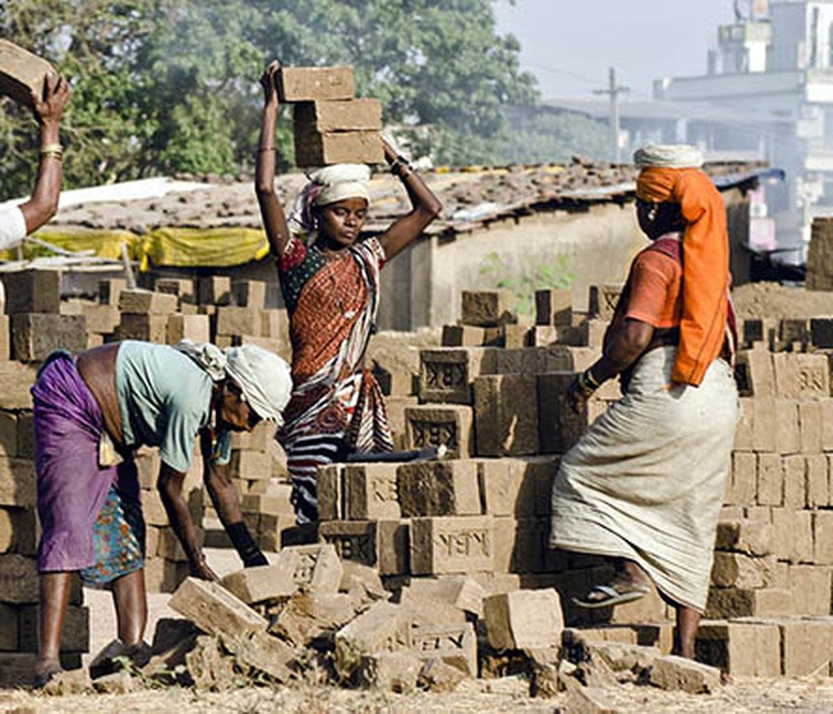 कई महिला निर्माण श्रमिकों के पास सैनिटरी पैड या किसी अन्य मासिक धर्म उत्पादों तक पहुंच नहीं है और वे कपड़े का उपयोग करती हैं।