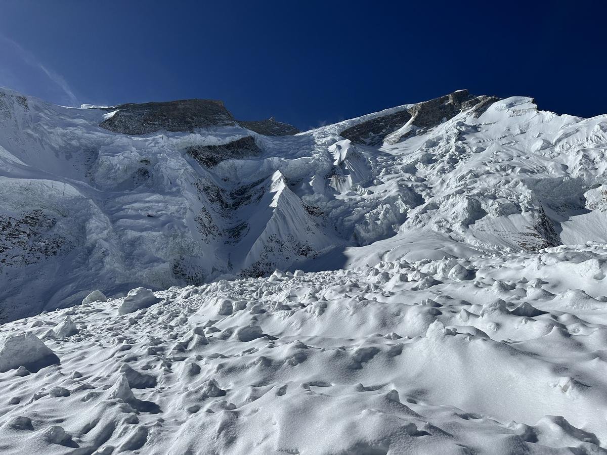 कैंप II के पास अनुराग मालू जिस दरार में गिरे थे। कैंप II के पास अनुराग मालू जिस दरार में गिरे थे।