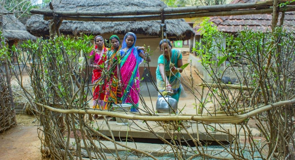 एक बार कुएं से एक दो बार पानी निकालने के बाद, स्तर गिर जाता है और बाकी पूरी तरह से मैला हो जाता है। अन्य महिलाओं को कुएँ के पानी से भर जाने तक एक या दो घंटे प्रतीक्षा करनी चाहिए। फोटोः अभिजीत मोहंती एक बार कुएं से एक दो बार पानी निकालने के बाद, स्तर गिर जाता है और बाकी पूरी तरह से मैला हो जाता है। अन्य महिलाओं को कुएँ के पानी से भर जाने तक एक या दो घंटे प्रतीक्षा करनी चाहिए। फोटोः अभिजीत मोहंती