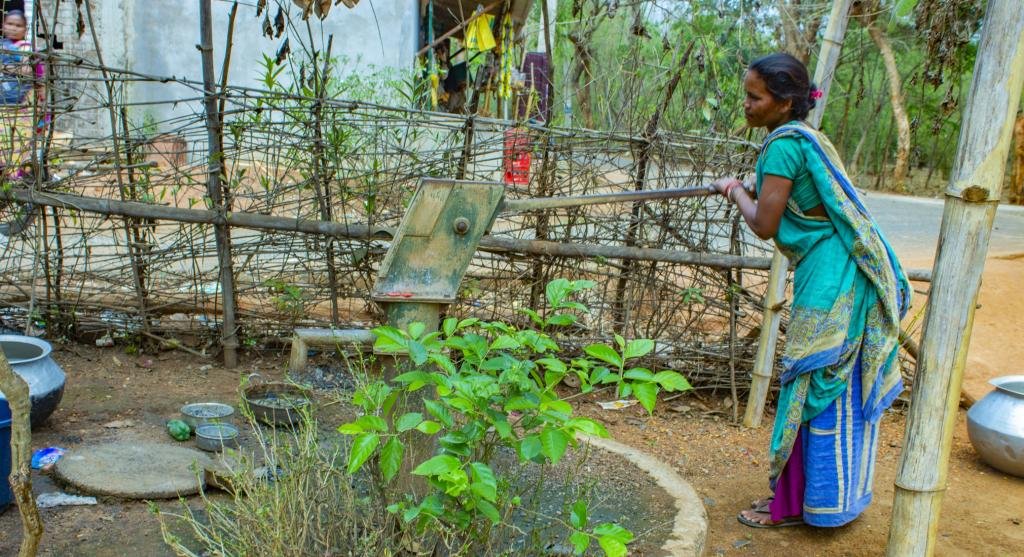 एक अन्य निवासी मीनाती देहुरी ने कहा कि अधिकारियों द्वारा स्थापित एक नलकूप तीन साल से अधिक समय से खराब पड़ा हुआ है। “गाँव में इसी तरह का एक और नलकूप बंद है। हम नहीं जानते कि सरकार इसकी मरम्मत क्यों नहीं कर रही है।' फोटोः अभिजीत मोहंती एक अन्य निवासी मीनाती देहुरी ने कहा कि अधिकारियों द्वारा स्थापित एक नलकूप तीन साल से अधिक समय से खराब पड़ा हुआ है। “गाँव में इसी तरह का एक और नलकूप बंद है। हम नहीं जानते कि सरकार इसकी मरम्मत क्यों नहीं कर रही है।' फोटोः अभिजीत मोहंती