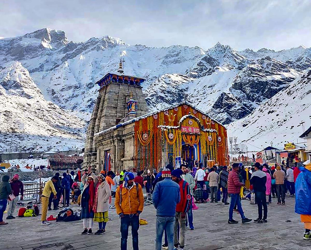 28 अप्रैल, 2023 को रुद्रप्रयाग जिले के केदारनाथ मंदिर में तीर्थ यात्रा के दौरान भक्त।