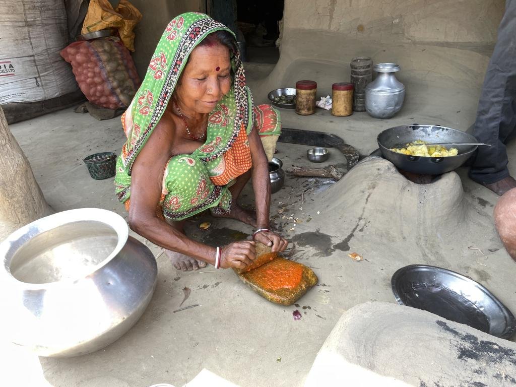 पश्चिम बंगाल में कई श्रमिकों के लिए कोई फंड नहीं होने के कारण खाद्य संकट पैदा हो गया है।  फोटोः हिमांशु निटनवारे