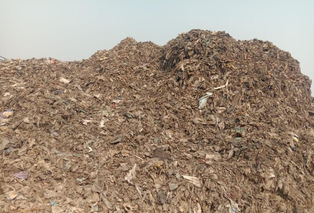 ओखला डंपसाइट पर विरासत अपशिष्ट उपचार और छंटाई से पृथक ज्वलनशील अंश बरामद।  फोटोः ऋचा सिंह/सीएसई