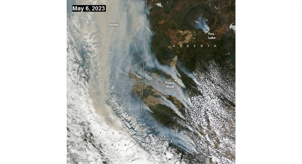 समाचार वेबसाइट एबीसी न्यूज की रिपोर्ट के अनुसार, 4 मई को पहले स्थानीय आपातकाल की घोषणा की गई थी। 21 मई, 2023 तक अल्बर्टा में 84 आग लगी थी, जिनमें से 23 नियंत्रण से बाहर थीं।  समाचार वेबसाइट ब्रिटिश ब्रॉडकास्टिंग कॉरपोरेशन की रिपोर्ट के अनुसार, शुरुआती आंकड़ों से पता चलता है कि यह जंगल की आग का मौसम रिकॉर्ड में सबसे खराब हो सकता है।  हालांकि, छिटपुट बारिश और यहां तक ​​कि धुएं के आवरण ने हवा के तापमान को ठंडा कर दिया और सप्ताहांत में प्रांत में जंगल की आग से लड़ने के प्रयासों में मदद की।  फोटो: अर्थ ऑब्जर्वेटरी, यूनाइटेड स्टेट्स नेशनल एरोनॉटिक्स एंड स्पेस एडमिनिस्ट्रेशन