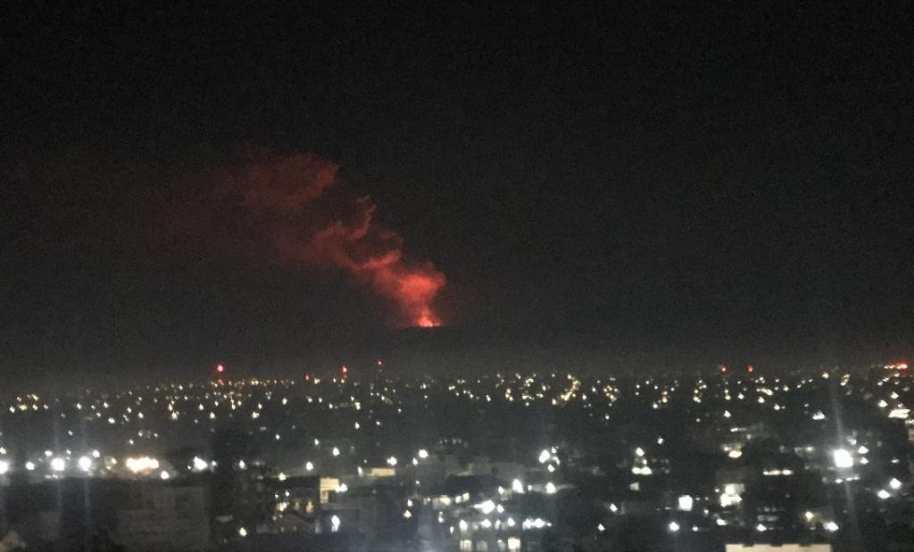 अफ्रीका में, न्यामुलागिरा ज्वालामुखी निरंतर विस्फोट का अनुभव कर रहा है।  20 और 21 मई को निकला लावा रवांडा के साथ डेमोक्रेटिक रिपब्लिक ऑफ कांगो के गोमा शहर से दिखाई दे रहा था।  इस तस्वीर को गोमा ज्वालामुखी वेधशाला के एक भू-शोधकर्ता और विरुंगा ज्वालामुखी सुपरसाइट के समन्वयक चार्ल्स बालागिज़ी ने अपने ट्विटर हैंडल से साझा किया था।