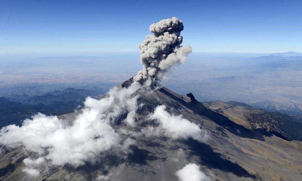Popocatepetl ने 20 मई को गड़गड़ाहट शुरू कर दी और मेक्सिको सिटी में बेनिटो जुआरेज़ अंतर्राष्ट्रीय हवाई अड्डे से उड़ानें बंद कर दीं।  सेनेप्रेड द्वारा फोटो
