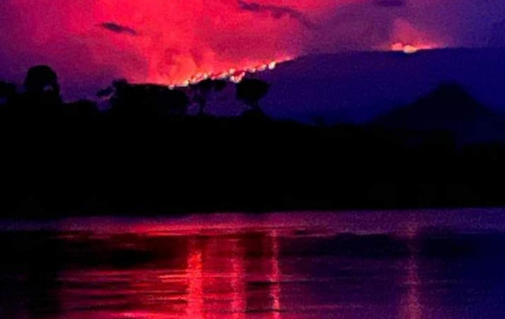 न्यामुलागिरा, अफ्रीका का सबसे सक्रिय ज्वालामुखी है और 2018 से सक्रिय है। इसकी तस्वीर चार्ल्स बालागिजी ने अपने ट्विटर हैंडल से शेयर की है।  साभार: जे विलियम्स