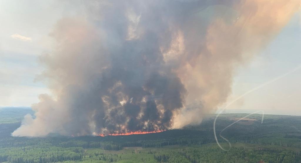 नासा के अनुसार, मई की शुरुआत आम तौर पर अल्बर्टा में जंगली आग के मौसम की शुरुआत होती है, क्योंकि स्नोमेल्ट मृत वनस्पति को उजागर करता है जो आग के लिए ईंधन बन सकता है।  इस साल, असामान्य रूप से गर्म और शुष्क झरने ने आग लगने को आसान बना दिया।  मध्य और उत्तरी अलबर्टा के अधिकांश हिस्सों में इस वर्ष फरवरी के मध्य से मई के मध्य तक आधे से भी कम वर्षा हुई।  फोटो: @AlbertaWildfire / ट्विटर