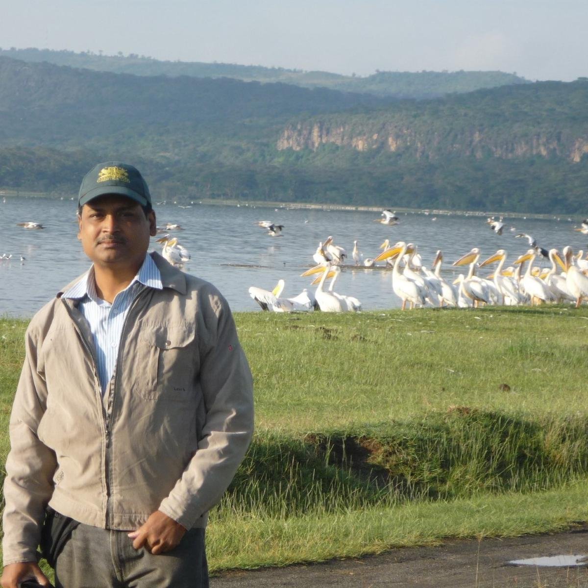 यूनाइटेड किंगडम में चेस्टर चिड़ियाघर में हाथी संरक्षणवादी अंजन बरुआ और उनके हमनाम बछड़ा। 