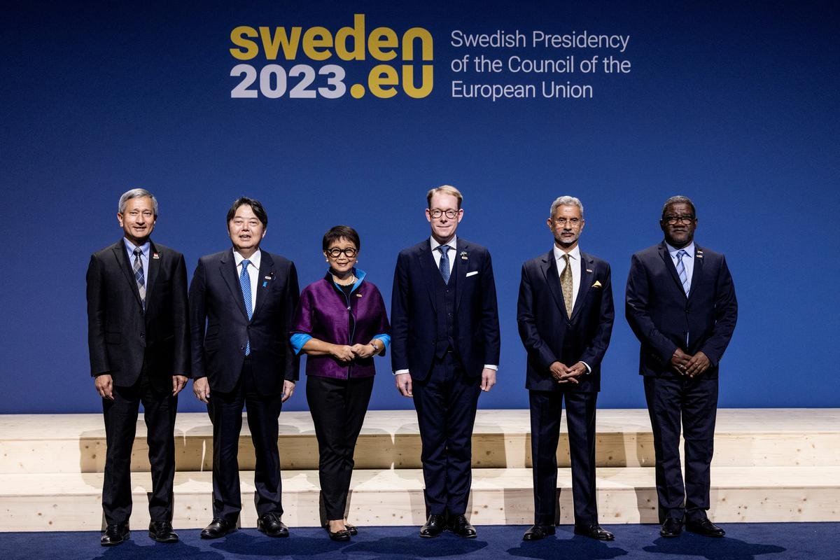 सिंगापुर के विदेश मंत्री विवियन बालाकृष्णन, जापान के विदेश मंत्री योशिमासा हयाशी, इंडोनेशिया के विदेश मंत्री रेट्नो एलपी मार्सुडी, स्वीडन के विदेश मंत्री टोबियास बिलस्ट्रॉम, भारत के विदेश मंत्री सुब्रह्मण्यम जयशंकर और कोमोरोस के विदेश मंत्री धोहिर ढोलकमल यूरोपीय संघ के भारत-प्रशांत मंत्रिस्तरीय मंच के दौरान।