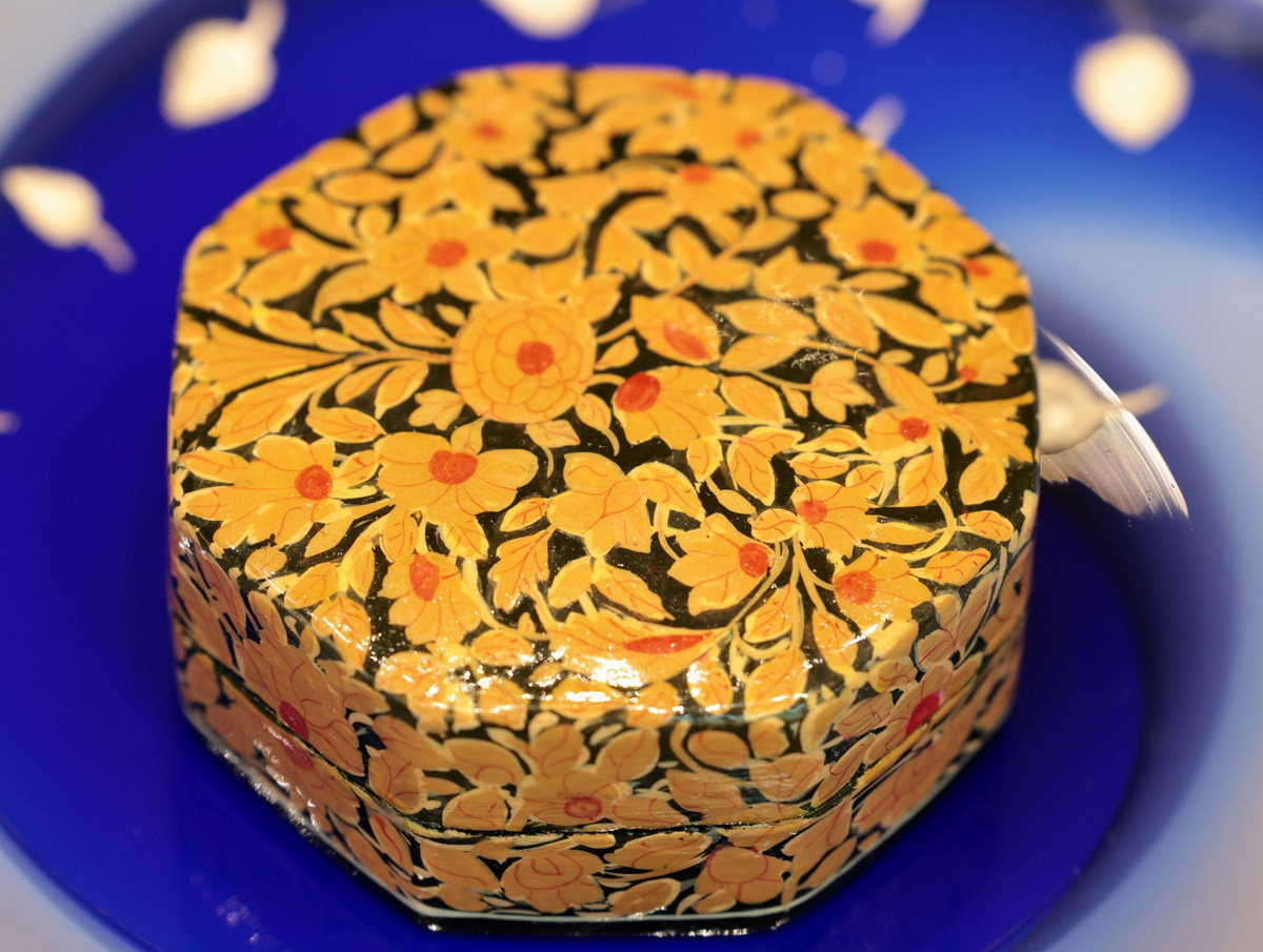 कश्मीर का अति सुंदर पेपर माचे बॉक्स जिसमें ग्रीन डायमंड रखा गया था। कश्मीर का अति सुंदर पेपर माचे बॉक्स जिसमें ग्रीन डायमंड रखा गया था।