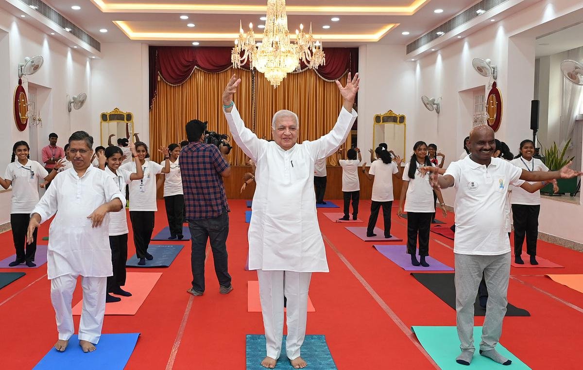 तिरुवनंतपुरम: केरल; 21/06/2023::केरल के राज्यपाल आरिफ मोहम्मद खान बुधवार को राजभवन, तिरुवनंतपुरम में योग दिवस समारोह के दौरान तिरुवनंतपुरम: केरल; 21/06/2023::केरल के राज्यपाल आरिफ मोहम्मद खान बुधवार को राजभवन, तिरुवनंतपुरम में योग दिवस समारोह के दौरान