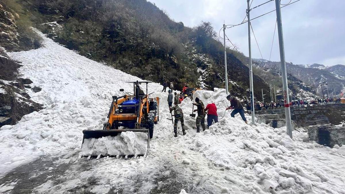 सिक्किम के नाथू ला में हिमस्खलन की चपेट में आने से पर्यटक, वाहन फंस गए