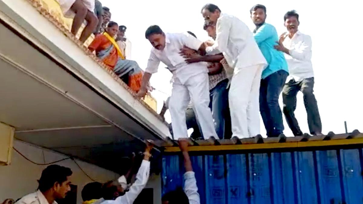 पुट्टपर्थी में सियासी पारा गरमाया |  YSRCP, TDP के नेता एक दूसरे को आरोप साबित करने की चुनौती देते हैं