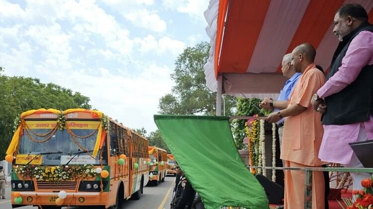 CM Yogi Adityanath flags off 93 buses from different districts to Delhi.