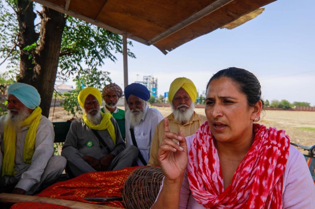 धरना स्थल पर जीरा निवासी हरप्रीत कौर।  फोटोः विकास चौधरी/सीएसई