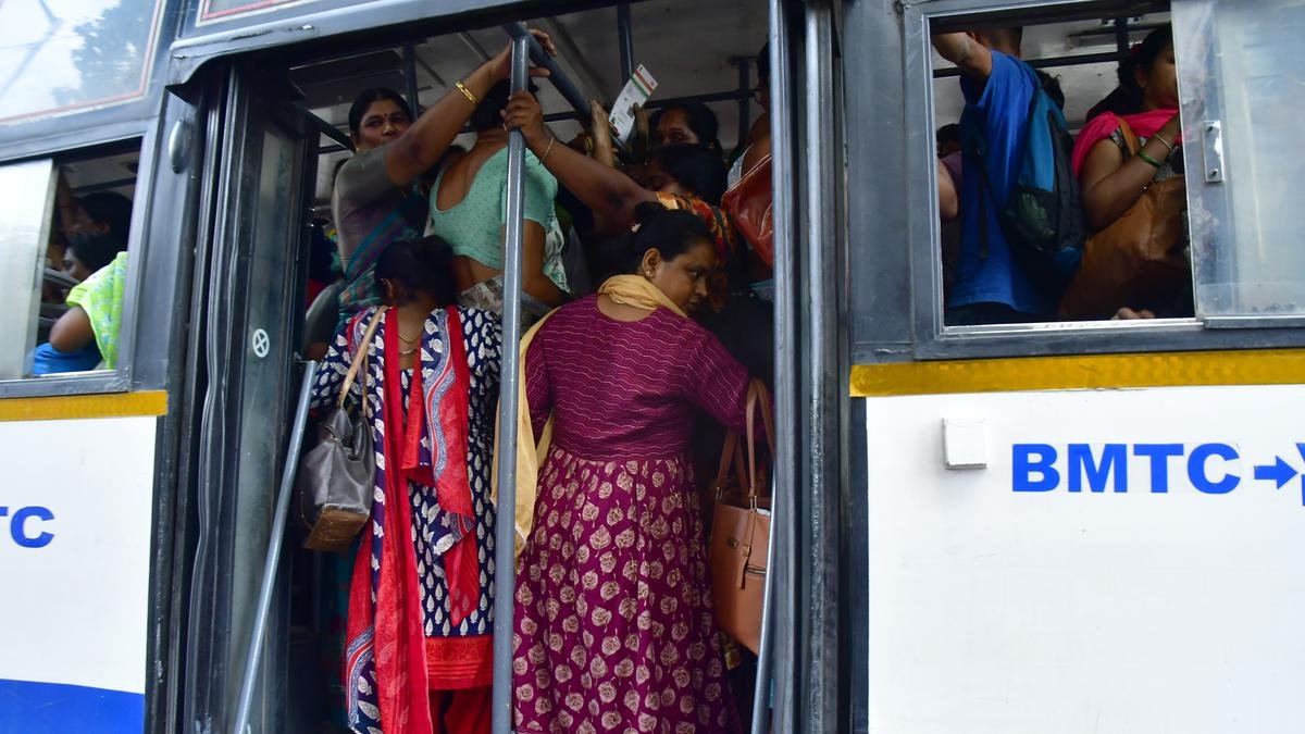 बीएमटीसी चालक दल यात्री सुरक्षा मानदंडों का पालन करने में विफल;  बसों के दरवाजे खुले रहते हैं