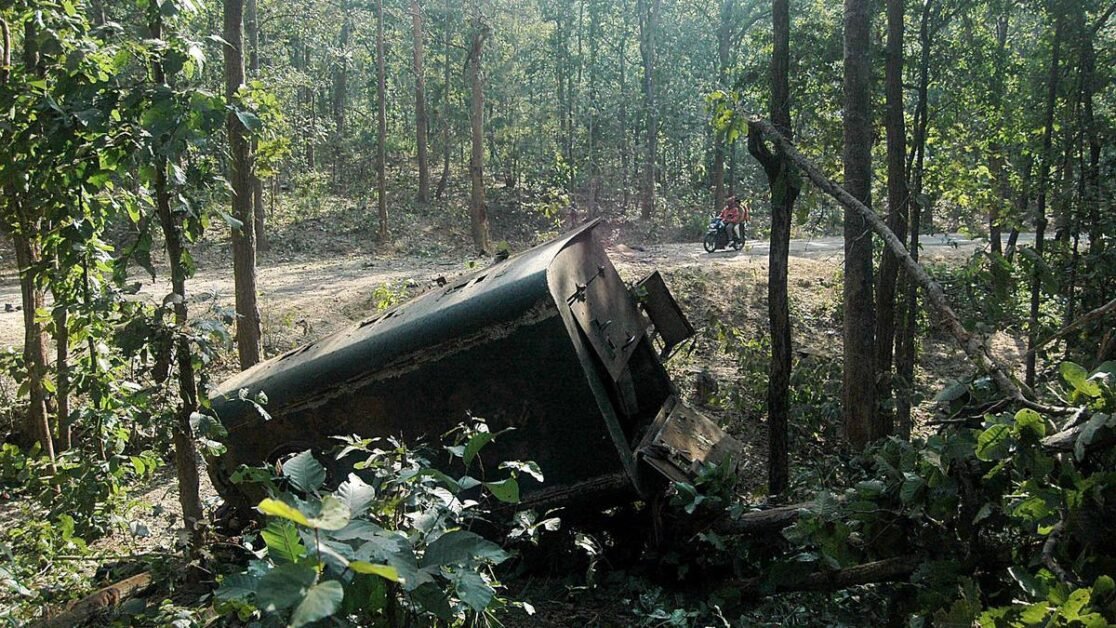 Six vehicles torched; private firm's employees assaulted by Maoists in Jharkhand