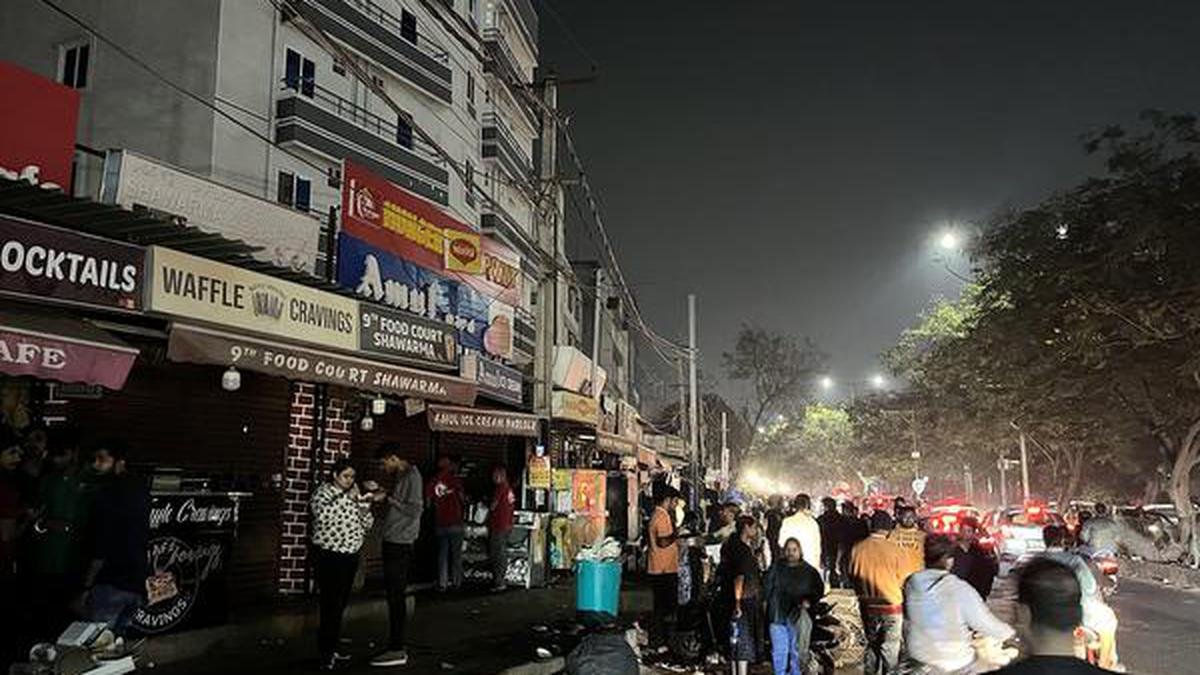 महानगर में नाइटलाइफ़ नहीं: चुनाव आचार संहिता हटने के बावजूद हैदराबाद के डीएलएफ क्षेत्र में खाने की दुकानों पर बेड़ियाँ बनी हुई हैं