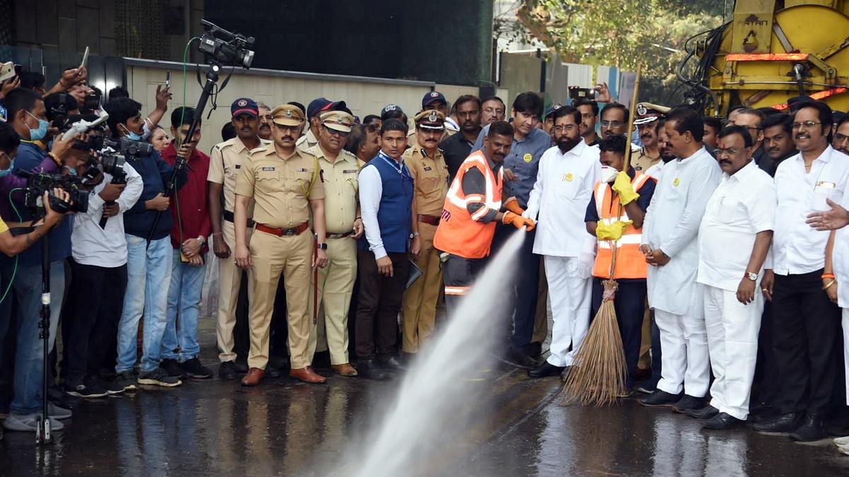 सीएम एकनाथ शिंदे का कहना है कि राम मंदिर का उद्घाटन कोई राजनीतिक कार्यक्रम नहीं, बल्कि करोड़ों भक्तों के लिए गर्व का विषय है