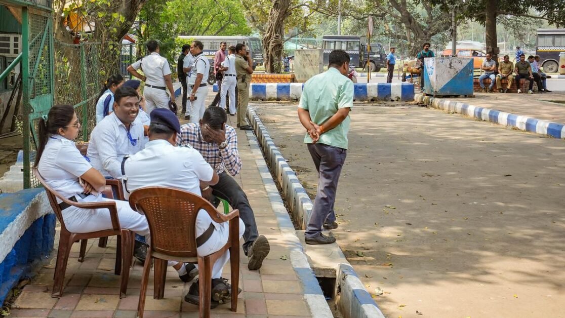 पश्चिम बंगाल में 'बिगड़ती' कानून-व्यवस्था के खिलाफ धरने पर बैठी बीजेपी