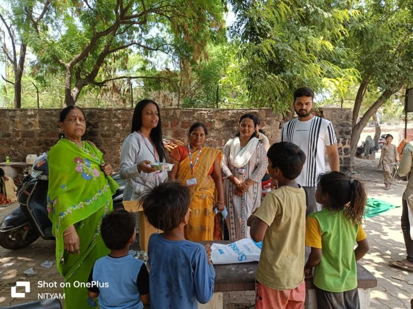 गंगा दशहरा के अवसर पर मथुरा- वृन्दावन नगर निगम क्षेत्र में फूड पैकेट्स का वितरण किया भारतीय मानव अधिकार रक्षक