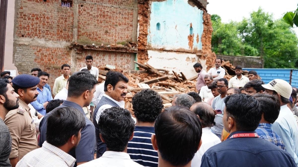 मध्य प्रदेश सरकार ने सागर में दीवार गिरने के बाद चिकित्सा अधिकारी को निलंबित कर दिया