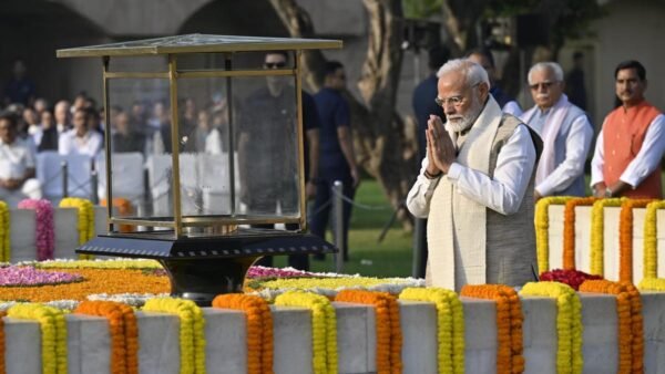 pm modi on rajghat on the occassion of gandhi jyanti