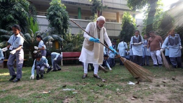 प्रधान मंत्री मोदी ने गांधी जयंती पर स्वच्छ भारत अभियान के 10 साल पूरे होने का जश्न मनाया