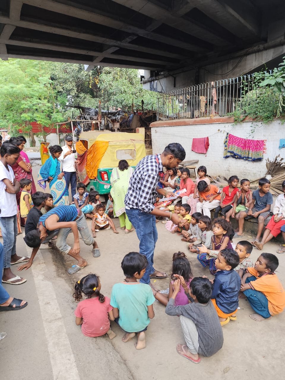 असहाय एवं आर्थिक रूप से पिछड़े बच्चों के बीच ह्यूमन राइट्स डिफेंडर ने किया मिठाई वितरण